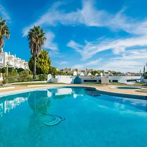 Oura Beachside Retreat: Pool, Wi-fi & Location Apartment Albufeira